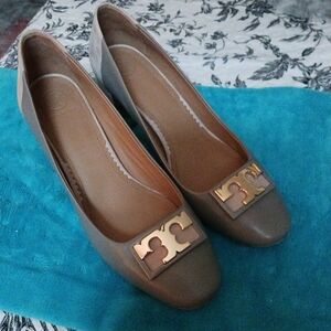 Tory Burch lether and suede,  tope and cream. Size 9.5